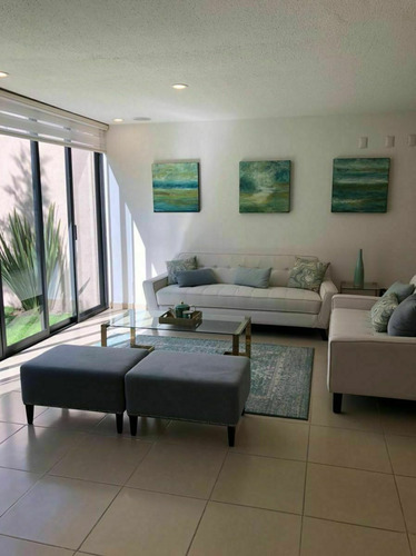 Se Vende Casa Entre El Refugio Y Zibata, 139 M2, Gran Jardín, 3 Recamaras
