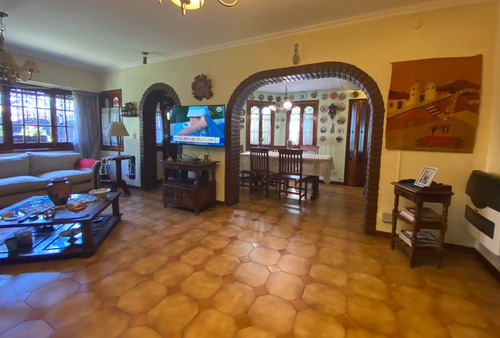 Venta Casa Hurlingham Iglesia 4 Dorm Jardín Quincho Pileta