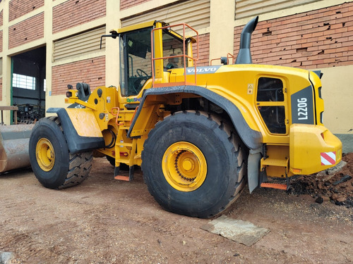 Pá Carregadeira Volvo L220g 2015 4x4 Cabinada Completa