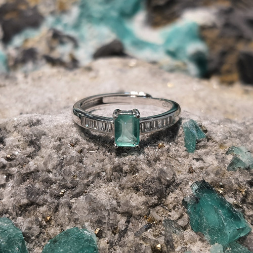 Hermoso Anillo De Esmeralda Colombiana En Plata