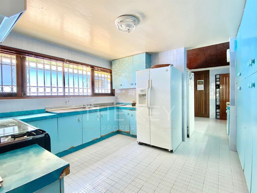 Casa En Venta De 4dorm, 3 Serv, Piscina, Jardin. En Vitacura