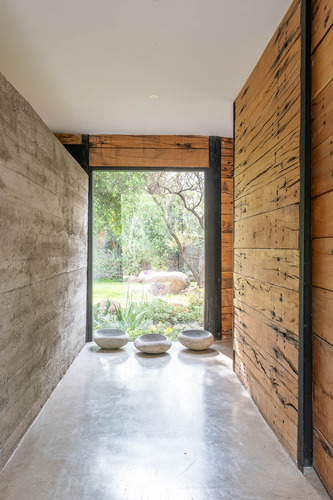 Casa Con Un Diseño Único Y Amplios Espacios
