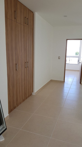 Preciosa Casa En La Condesa Juriquilla, Estudio O 4ta Recamara En P.b, Jardín.-
