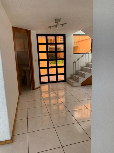 Se Renta Hermosa Casa Con Vista Panorámica Localizada En Acueducto De Xalpa En Vista Del Valle Con 450 Mts. De Construcción, Distribuidos 3 Niveles Con Excelente Luz Natural Y Acabados De Lujo.