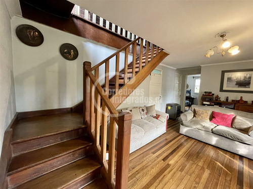 Casa En Venta De 4 Dorm. En Macul