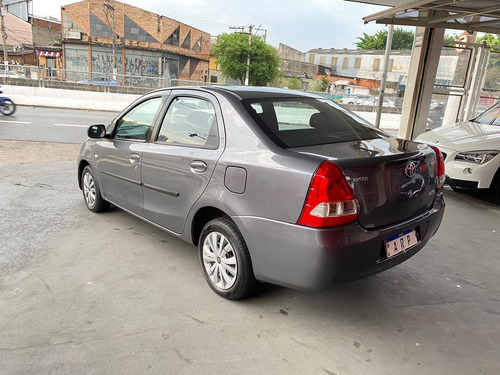 Imagem 4 de 14 de Toyota Etios Sedan Xs 1.5 Cinza 2013 Flex Manual