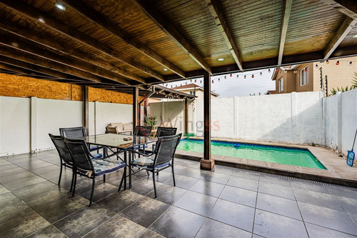 Venta Casa 3 Dormitorios Valle Grande Con Estacionamiento