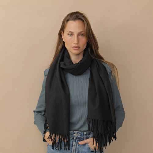 Bufanda Tresher Underson Lisa Importada Con Flecos Abrigada Negro Liso Único