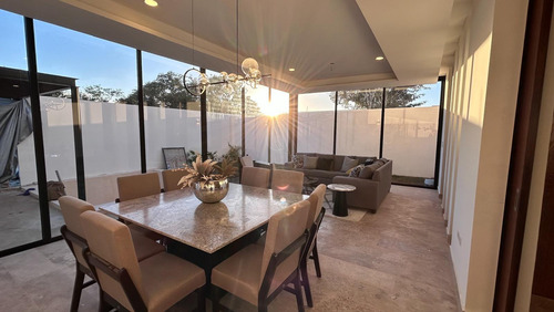 Casa En Venta Merida, Temozon Norte En Privada, Entrega Inmediata.