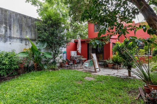 Hermosa Casa En Pocitos, 4 Dormitorios 3 Baños, Uno En Suite, Jardín. Garaje. Amplias Habitaciones. Calle Muy Tranquila. Oportunidad.