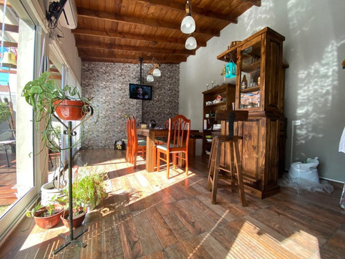 Casa En Venta - 2 Dormitorios 2 Baños - 230mts2 - Mar Del Plata