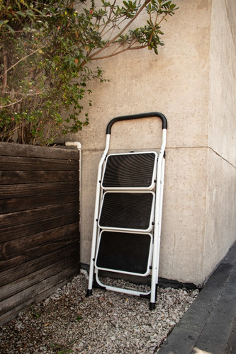 Escalera Plegable De 3 Escalones Con Grip Antiderrapante Color Blanco/Negro