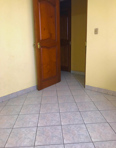 Dormitorio Con Baño Compartido Con Un Inquilino. Puerta Directo A Calle. A 1 Cuadra De Municipalidad Chorrillos. A 3 Cuadras De Estación Inicial De Metropolitano