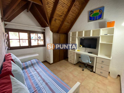 Imagen 25 de 30 de Espectacular Casa En Lugano 5 Dormitorios 4 Baños