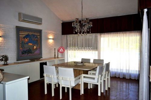 Casa De 5 Dormitorios Y Piscina En Zona De Cantegril- Ref: 4334