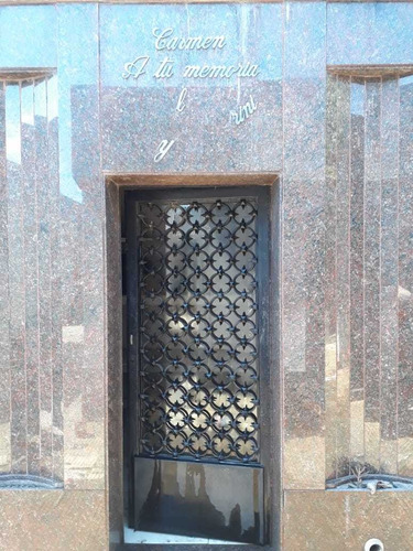 Imagen 1 de 4 de Venta De Bóveda En Cementerio Municipal De Lanus, Todo En Marmol