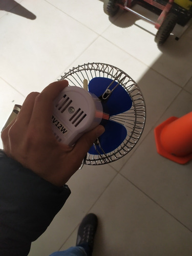 Imagen 3 de 6 de Ventilador Giratorio Para Carro Con Soporte Metalico 12 Volt