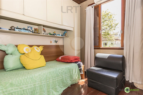 Imagem 17 de 30 de Vende Maravilhosa Casa, Três Quartos, Suíte, 5 Vagas De Garagem E Churrasqueira. - Reo617332