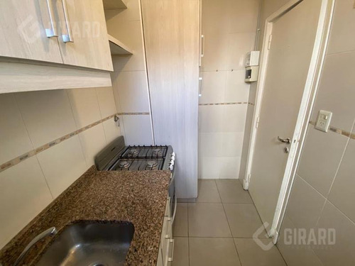 Excelente Departamento En Venta De 2 Ambientes A La Calle Con Balcón Saliente.