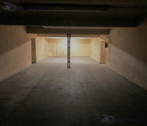 Imponente Edificio En Block En Monserrat