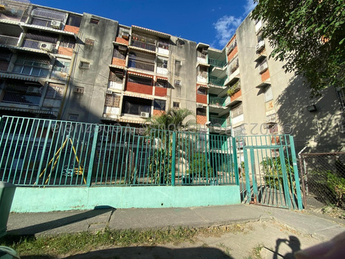  Apartamento En Una Zona Centrica De Maracay Con Diversas Comodidades 24-12678 Ec