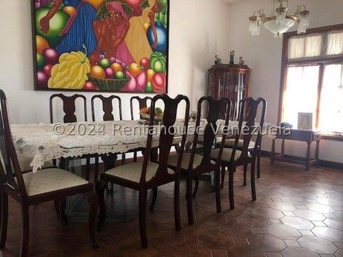 Tg Excelente Casa En Venta En Santa Paula Con Terraza Y Hermosa Vista, Calle Cerrada. 24-28413 Ys