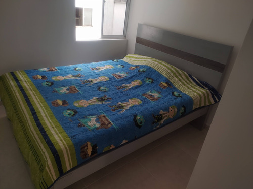 Vendo Cama Doble En Madera Con Colchón, En Excelente Estado.