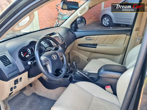 Imagem 8 de 14 de Toyota Hilux Sw4 3.0 Srv 4x4 7 Lugares 2014