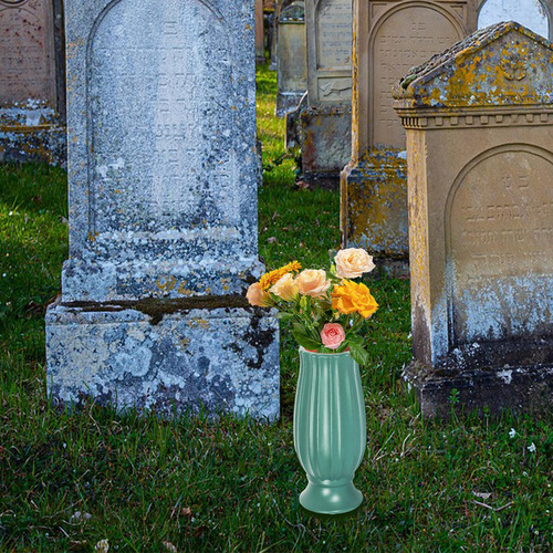 Decoraciones De La Tumba Del Florero Del Cementerio De Verde