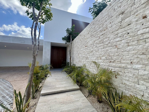 Casa En Venta En Merida, Privada El Origen, Mod 659 Con Alberca