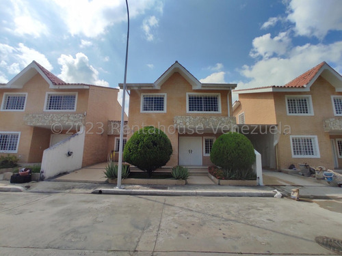 Townhouse En Alquiler Amoblado La Victoria Nv