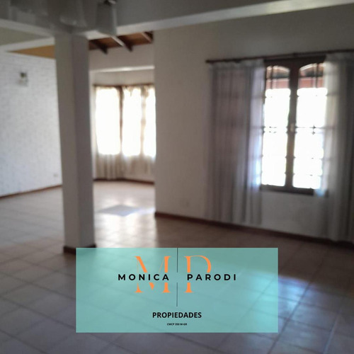 Casa En Venta Con Departamento Y Pileta Zona Centro De Moreno