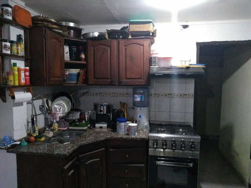 Particular. Vendo Ph. Departamento En Zona Comercial De Aristóbulo Del Valle. Dos Habitaciones. Patio. Amplia Cocina Comedor. Baño. Todos Los Servicios. Gas Natural. No Paga Expensas. Planta Baja.