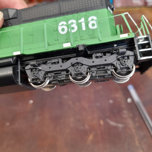 Imagem 3 de 8 de Locomotiva Ho Emd Sd40 Bn 6318 Athearn Rtr 8,7 Polegadas / 2
