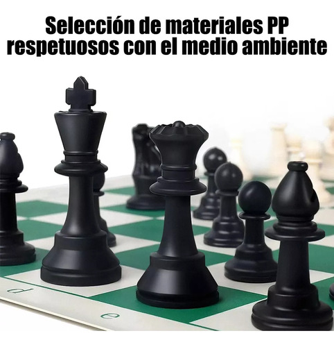 Ajedrez Profesional: Piezas Blancas Y Negras En Cubos .