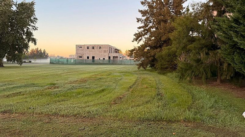 Lote En Esquina De 916 M2 En San Eliseo Golf, Con Escritura. San Vicente.