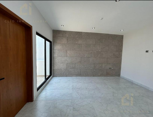 Casa En Venta En Fraccionamiento Lomas De La Rioja, Veracruz - 3 Recámaras Con Baño Privado, Jardín Y Cochera Techada Para 2 Autos