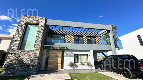 Casa En Venta En Terralagos Canning