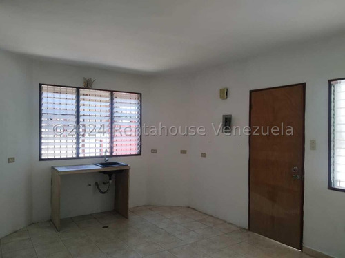 Townhouse En Turmero Hermoso Frente De Piedras Decorativas, Amplia Sala Comedor 24-28979 Irrr