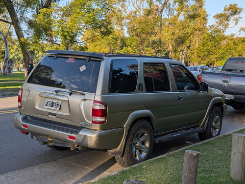 Nissan Pathfinder SE 3.5 V6