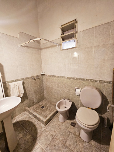 Excelente Casa De 3 Dormitorios Con Jardin En Barrio Correo