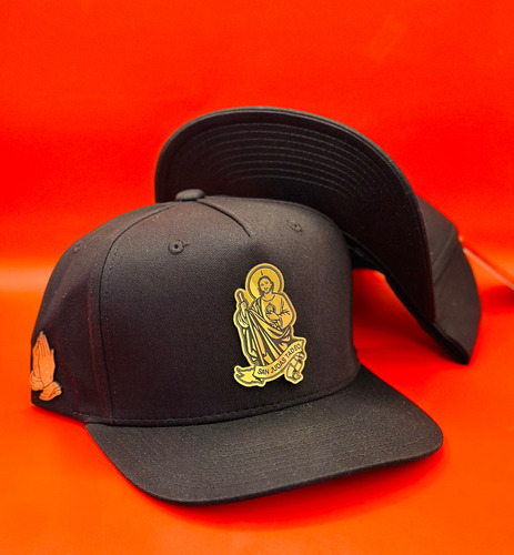 Gorra San Judas Placa Gold Visera Dólares Hatzonefg Snapback