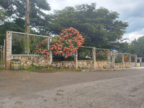 Hermosa Quinta En Mini Granjas Las Morochas 2. Urb. Cerrada. 3 Habitaciones, Dos De Ellas Con Baño Completos, 1/2 Baño, Cocina, Sala-comedor. Porche, Zaguan, Área De Piscina Y Parrillera