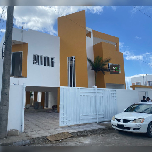 Hermosa Y Amplia Casa En Venta En La Romana