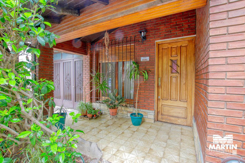Casa De 4 Ambientes En Martínez Con Cochera Jardín Terraza Y Playroom.