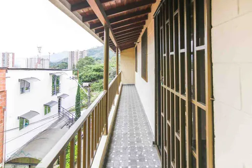 Casa En Venta En Casa De Dos Niveles Estacion Primera. Cod V12850
