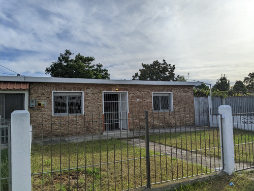 Alquiler Casa 2 Dormitorios, Cochera, Jardín Y Patio En Barrio Sayago. A Metros De Av. Garzón Y Facultad De Agronomía