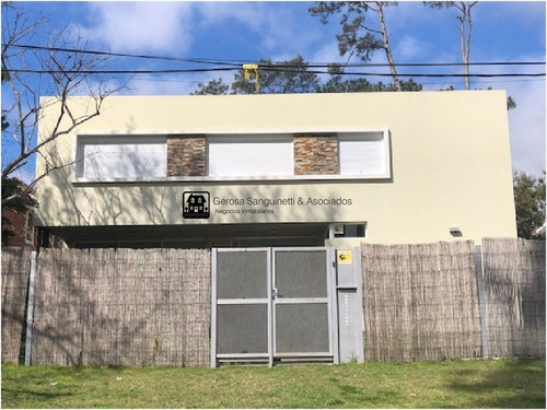 Moderna Casa En Pinares, Ubicada A 3 Cuadras Del Mar- Ref: 1329