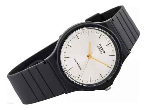Reloj pulsera Casio Collection MQ-24 de cuerpo color negro, analógico, fondo blanco, con correa de resina color negro, agujas color dorado, dial dorado, minutero/segundero dorado, bisel color negro y hebilla simple