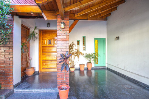 Imagen 2 de 30 de Casa 6 Ambientes Y Medio En Venta En Caseros Centro